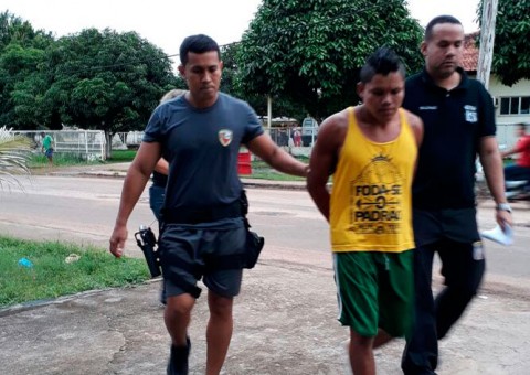 Jovem é preso acusado de espancar homem a marteladas durante briga no Amazonas