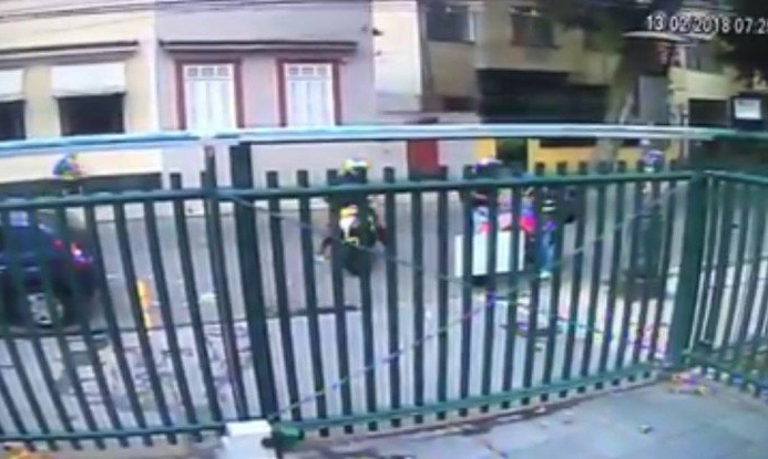 Bandidos cometem roubo ao lado de batalhão da polícia e fogem