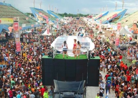 Bando do Galo arrasta multidão para o Sambódromo, veja fotos dos foliões