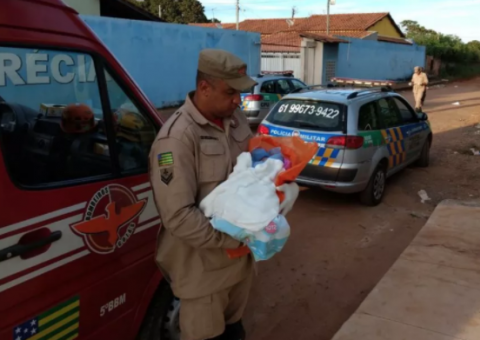 Porteiro encontra recém-nascido ainda com cordão umbilical abandonado em lixeira 