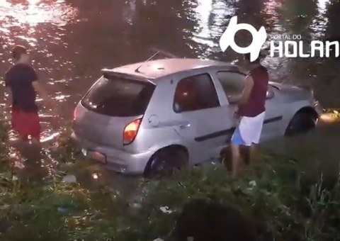 Em terça de Carnaval, motorista perde controle de carro e cai em igarapé de Manaus