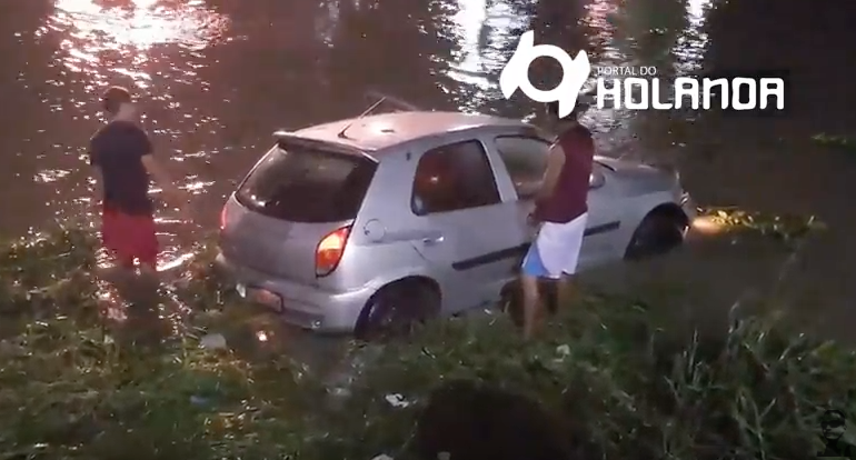 Em terça de Carnaval, motorista perde controle de carro e cai em igarapé de Manaus