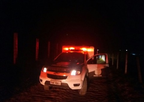 Mototaxistas encontram corpo de homem com tiros na cabeça em ramal de Manaus