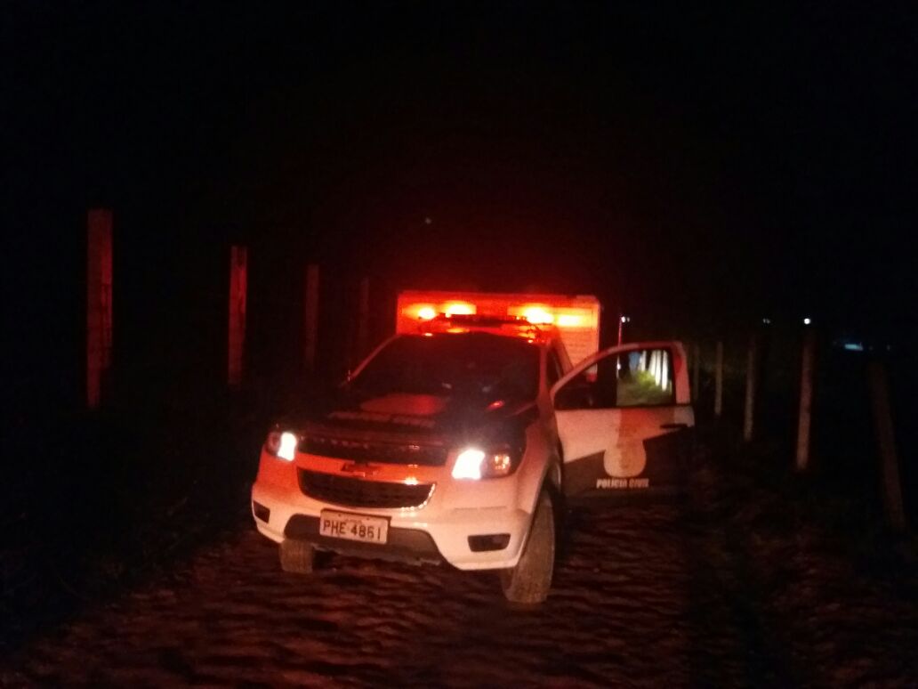 Mototaxistas encontram corpo de homem com tiros na cabeça em ramal de Manaus