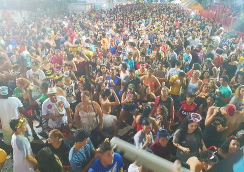 Carnaval do Educandos leva grande público às ruas de Manaus