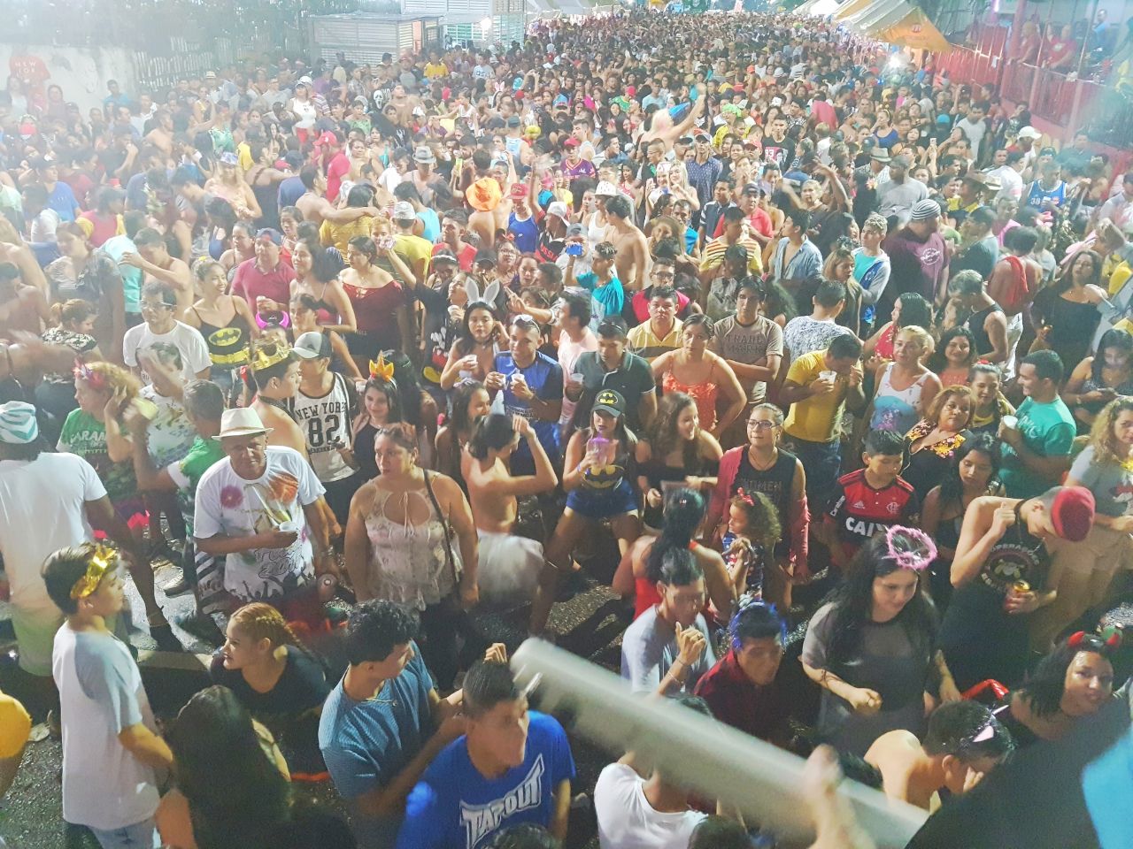 Carnaval do Educandos leva grande público às ruas de Manaus