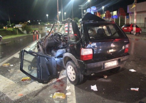 Carro fica destruído em grave acidente em avenida de Manaus