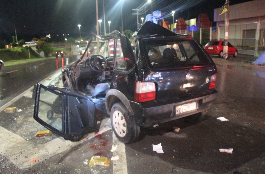 Carro fica destruído em grave acidente em avenida de Manaus