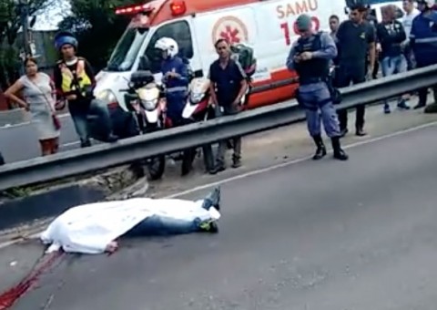 Motociclista morre em colisão violenta em avenida de Manaus