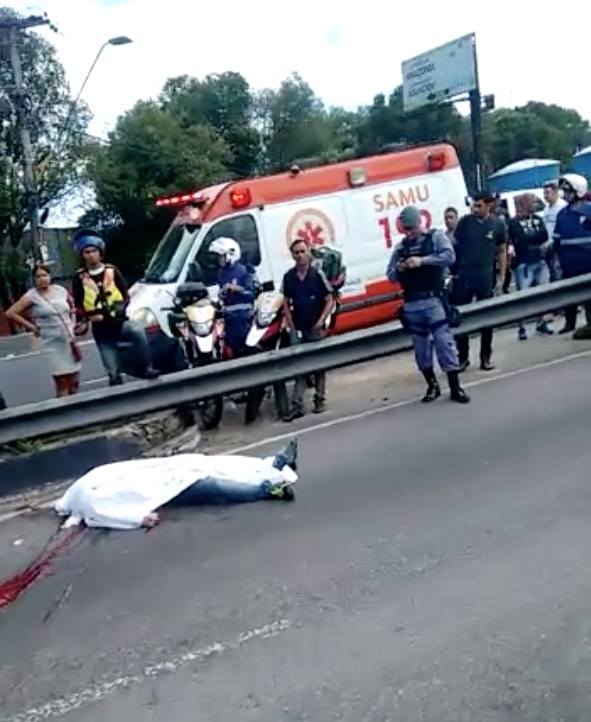 Motociclista morre em colisão violenta em avenida de Manaus