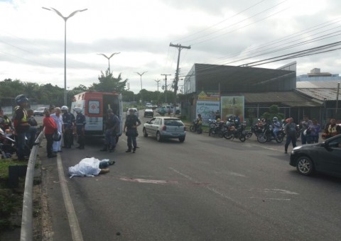 Mulher tem pé dilacerado e carona morre em grave acidente de moto em Manaus