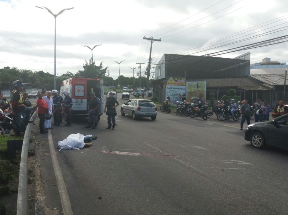 Mulher tem pé dilacerado e carona morre em grave acidente de moto em Manaus