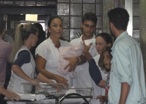 Ivete Sangalo deixa maternidade com as gêmeas, marido e filho