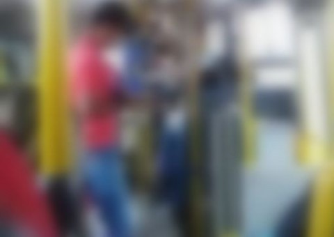 Jovem é arremessado para fora de ônibus em movimento ao contrariar assaltantes