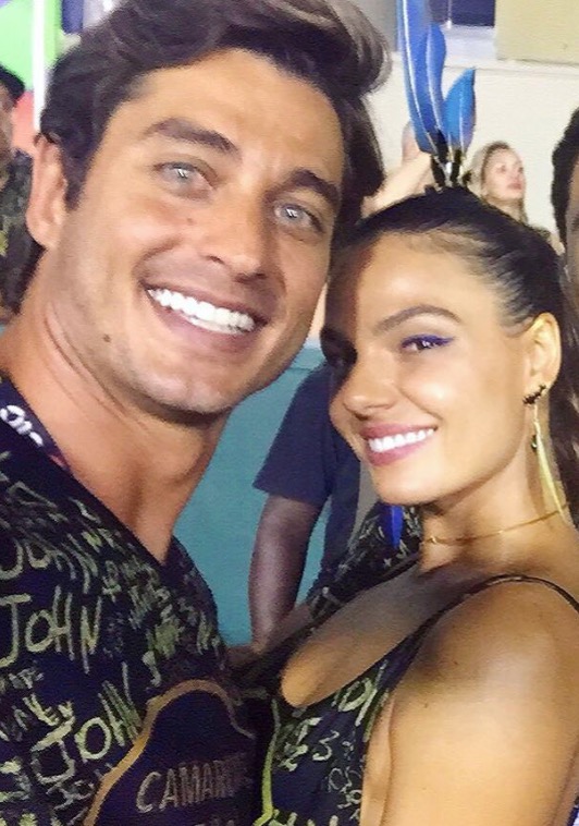 Acompanhada de namorado, Ísis Valverde passa por saia justa envolvendo Cauã Reymond