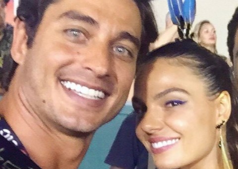 Acompanhada de namorado, Ísis Valverde passa por saia justa envolvendo Cauã Reymond