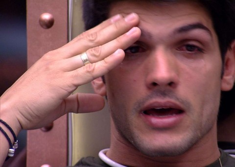 BBB18: Lucas chora ao desabafar com brothers: ''Só não mexe com a minha noiva'
