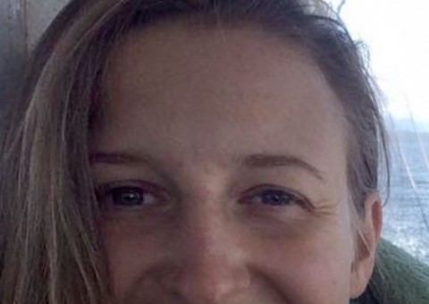 Mulher sente enxaqueca e encontra 14 vermes em seu olho