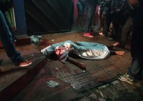 Jovem é executado com 4 tiros na frente de casa em Manaus