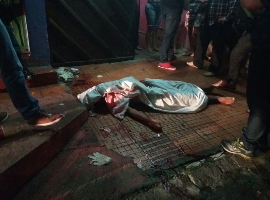 Jovem é executado com 4 tiros na frente de casa em Manaus