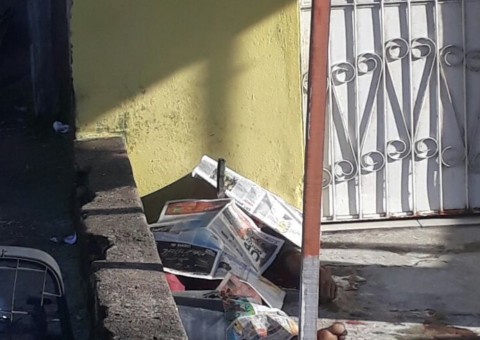 Vítima reage e assaltante morre com faca cravada no peito em Manaus