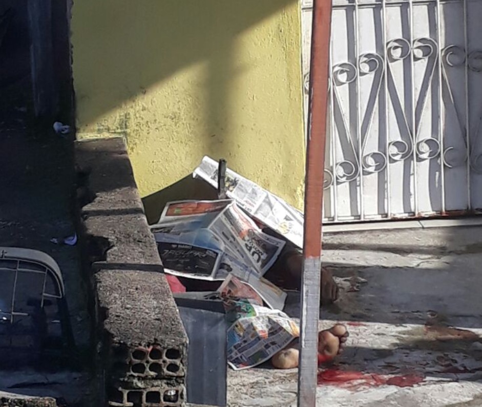 Vítima reage e assaltante morre com faca cravada no peito em Manaus