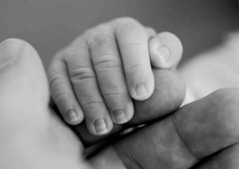 Bebê de três dias é mantido preso após mãe parir na cadeia