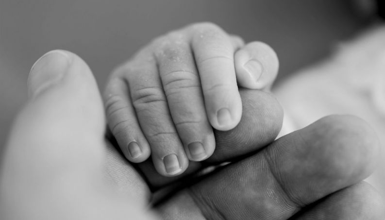 Bebê de três dias é mantido preso após mãe parir na cadeia