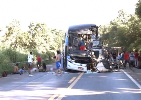 Ônibus fica destruído após bater de frente com carreta e oito pessoas morrem