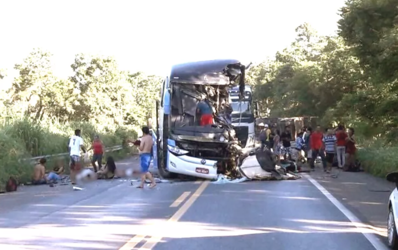 Ônibus fica destruído após bater de frente com carreta e oito pessoas morrem