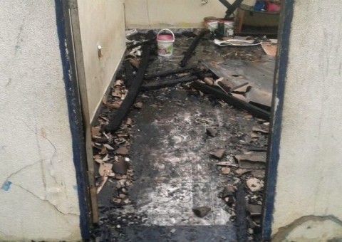 Mãe e filhas são expulsas por grupo armado que incendeia casa em Manaus