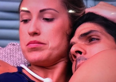 BBB18: Após pedir para sister se afastar, Lucas fica agarradinho com Jéssica em sofá