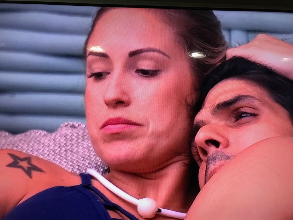 BBB18: Após pedir para sister se afastar, Lucas fica agarradinho com Jéssica em sofá