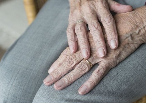 Ambulante agride idosa com soco no olho por dívida de R$ 40