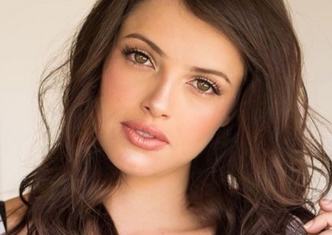 Atriz da Globo aparece completamente nua tomando banho de riacho