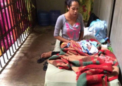 Juiz concede prisão domiciliar a mulher presa com bebê em SP