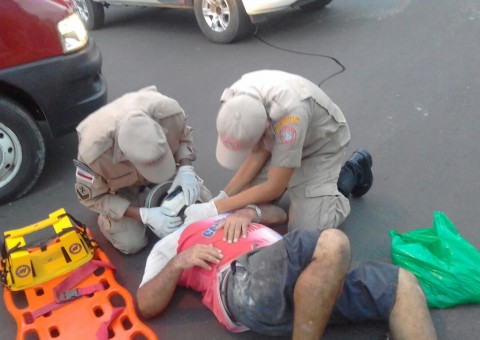 Carro e motocicleta se chocam em acidente de trânsito e motorista fica ferido no Amazonas