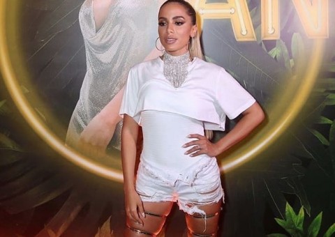 Com biquíni de fita, Anitta agita bloco de carnaval 