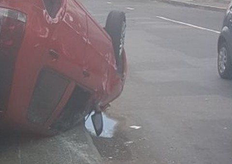 Acidente de trânsito termina com carro capotado em avenida de Manaus