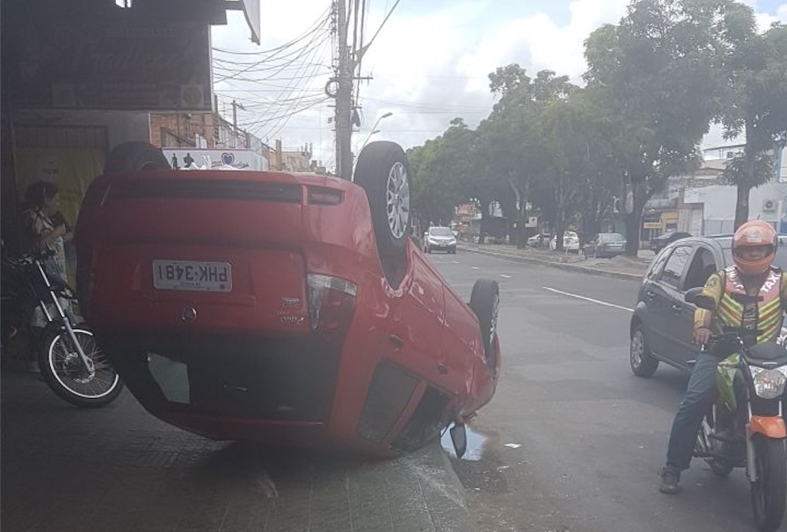 Acidente de trânsito termina com carro capotado em avenida de Manaus