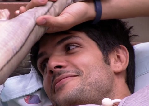 Com cara de safado, Lucas diz que Jéssica “entregou” na noite anterior 