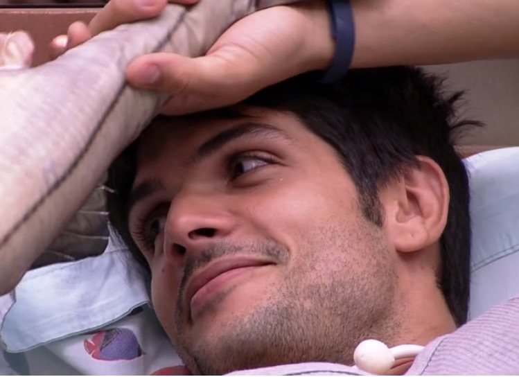 Com cara de safado, Lucas diz que Jéssica “entregou” na noite anterior 