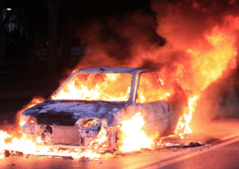Homem incendeia carro de amante da esposa após descobrir verdadeira paternidade da filha