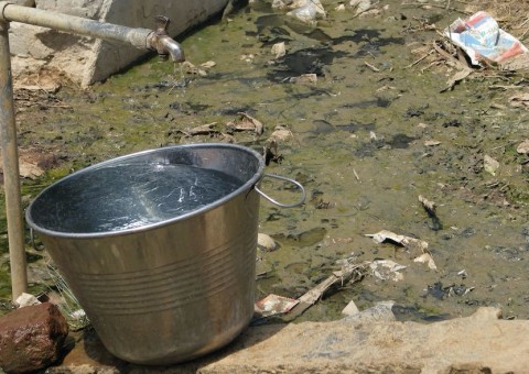 Bebê morre afogado após cair de cabeça em um balde 