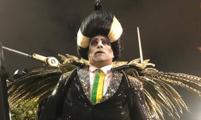 'Vampiro-presidente' da Tuiuti 'perde' faixa presidencial no desfile das campeãs após pedido de Temer