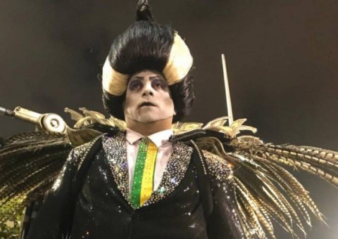 'Vampiro-presidente' da Tuiuti 'perde' faixa presidencial no desfile das campeãs após pedido de Temer