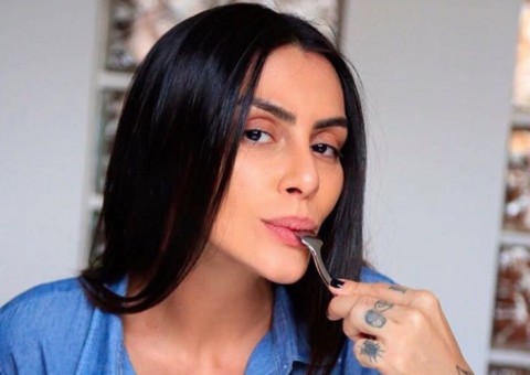 Cleo Pires volta a deixar seios de fora em camarote no Desfile das Campeãs