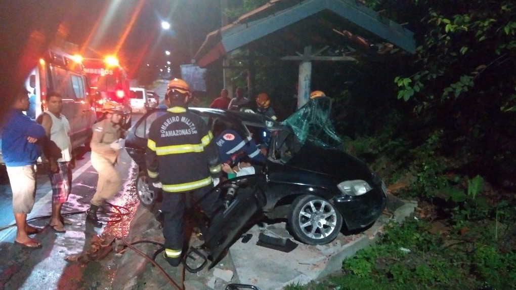 Carro colide com parada de ônibus e homem fica preso às ferragens em Manaus
