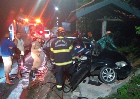 Carro colide com parada de ônibus e homem fica preso às ferragens em Manaus