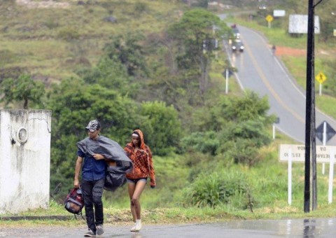 Venezuelanos encaram fome, sede e dor na travessia rumo ao Brasil